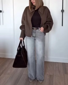 Veste courte en laine marron avec col à revers, pull noir et jean large gris