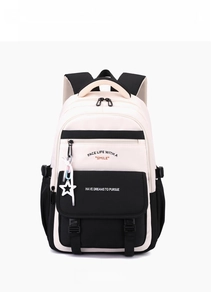 Détail de face du sac à dos bicolore noir et blanc avec pendentif étoile et boucles