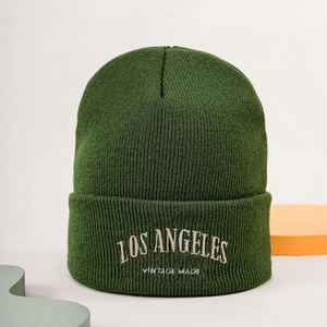 Bonnet en maille vert foncé avec broderie LOS ANGELES et style rétro urbain