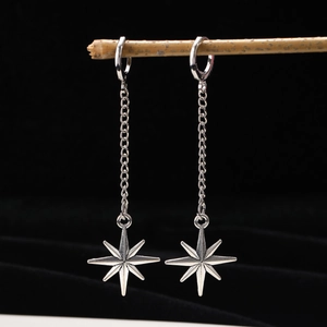 Boucles d'oreilles pendantes étoile punk argentées avec de longues chaînes