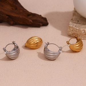 Chic 18K gold and silver plated titanium steel shell hoop earrings with pearls