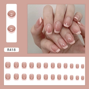 Dettaglio di unghie corte rosa con punte French bianche e layout del set completo