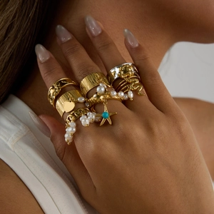 Ensemble de bagues bohèmes dorées avec turquoise, perles et breloques étoile de mer