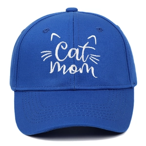 Dettaglio del ricamo bianco Cat Mom sul tessuto di cotone blu navy del cappello da baseball
