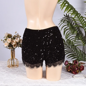 Gros plan d'un short noir à paillettes avec bordure en dentelle de cils délicate