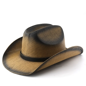 Detailaufnahme von zweifarbigem Cowboy-Strohhut mit Ombré-Rand und Kunstleder-Dekoband