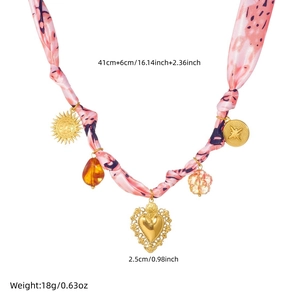 Collier foulard rose avec pendentifs soleil et cœur dorés, 41 cm avec les dimensions