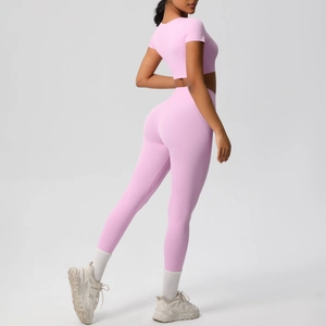 Vue arrière d'un ensemble de yoga rose sans couture avec legging taille haute sculptant