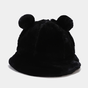 Detalle de gorro de pescador de felpa negra con orejas lindas para el calor invernal