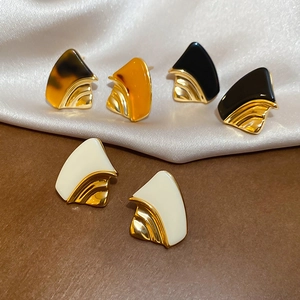 Detail of vintage geometric fan earrings with gold plating and resin in three colors