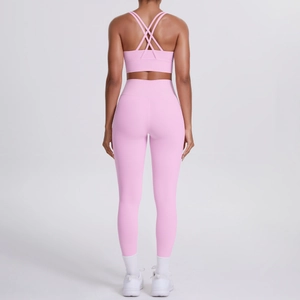 Détail de l'ensemble de yoga rose avec brassière croisée et legging taille haute