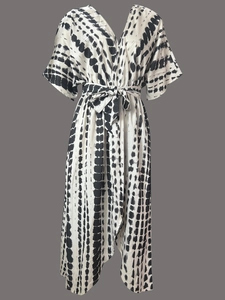 Copricostume maxi boho tie-dye bianco e nero con scollo a V e laccetto in vita