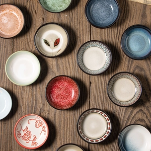 Collezione di ciotole decorative in ceramica in vari colori su legno scuro