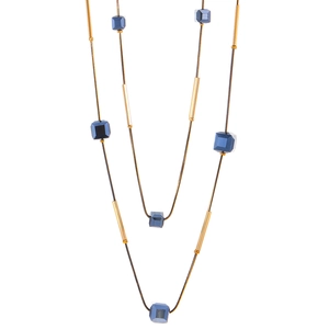 Collar de doble capa con tubos dorados y cubos de cristal azul sobre cordón negro fino