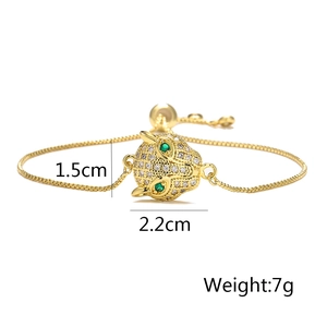 Close-up showing the 2.2cm leopard head width and 7g weight detail on a gold chain