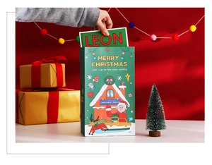 Détail du sac cadeau de Noël avec carte assortie et décorations de fête festives