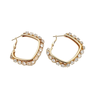Elegante 18K vergoldete quadratische Creolen mit funkelnden Zirkonia-Steinen.