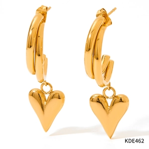 Détail de boucles d'oreilles cœur dorées avec anneaux en C épais et polis
