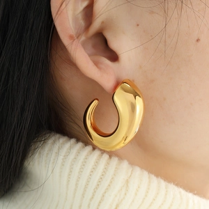Minimalist 18K gold-plated C-shape hollow geometric earrings on a female model