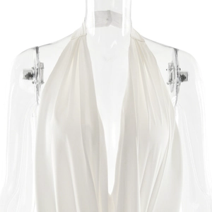 Détail d'une robe dos nu blanche élégante avec col en V profond et tissu fluide drapé