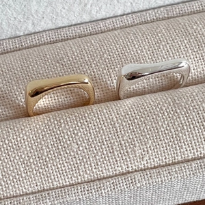 Nahaufnahme minimalistischer unregelmäßiger S925 Silberringe in Gold- und Silberoptik
