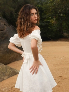 Weißes Off-Shoulder Mini-Sommerkleid mit Puffärmeln und Schnürung am Rücken für Strand