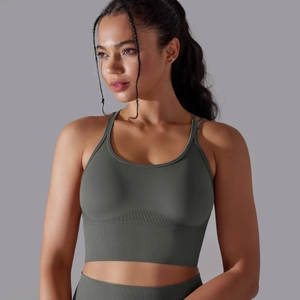 Détail de la texture côtelée sans couture et de la large bande de soutien du soutien-gorge