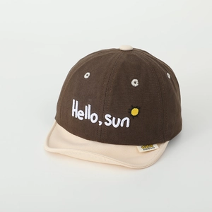 Détail de la broderie soleil et lettres sur la casquette bicolore enfant