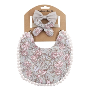 Baby-Set aus Baumwolle mit Blumenmuster-Lätzchen und Stirnband in Hellgrau-Boho