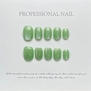 Faux ongles courts et ronds avec effet œil de chat vert clair et reflets laser arc-en-ciel