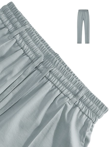 Détail du pantalon décontracté homme bleu-gris clair montrant la taille élastique et le cordon