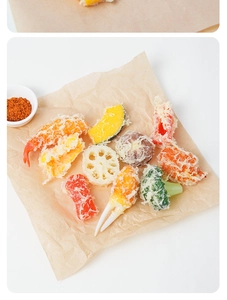 Detailliertes Set realistischer PVC-Tempura-Garnelen- und Gemüsemodelle auf Papier
