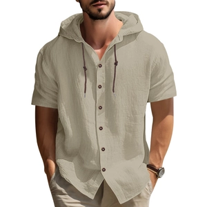 Detalle de camisa caqui con capucha para hombre textura de lino botones y cordón