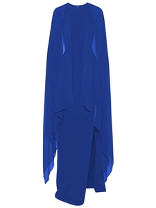 Détail de la robe cape en mousseline bleu roi avec encolure ronde et tissu en maille