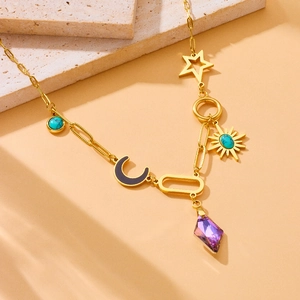Collana celeste dorata con ciondolo diamante viola, stella, luna e perle turchesi