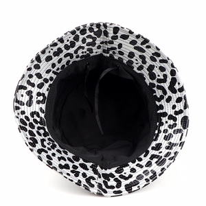 Chapeau bob imprimé vache classique avec doublure noire et sangle de réglage interne