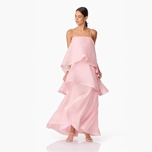 Robe longue rose à volants étagés avec fines bretelles et jupe fluide pour l'été
