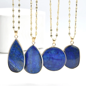 Détail de colliers dorés avec pendentifs en lapis-lazuli bleu de forme goutte et ovale