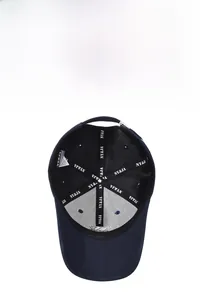 Vue détaillée des coutures internes renforcées et du tissu respirant de la casquette de baseball
