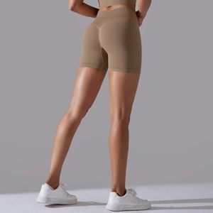 Detail of light coffee seamless high-waisted yoga shorts with V-shaped bum lifting cut