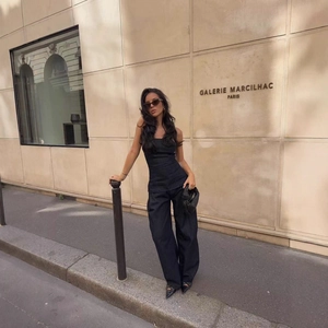 Completo minimalista nero con top senza maniche e pantaloni a gamba larga stile street Paris