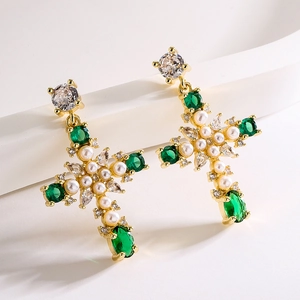 Elegante 18K vergoldete Kreuzohrringe mit grünen Steinen, Perlen und Zirkonia