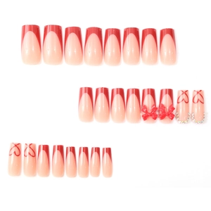 Faux ongles French manucure rouges avec nœuds 3D et strass sur forme carrée longue