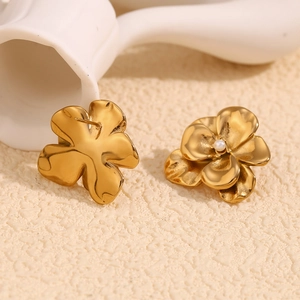 Double-layer flower petal earrings in 18K gold plated steel with a center pearl accent