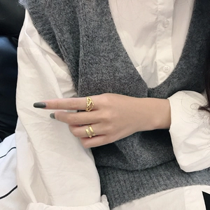 Set of two gold S925 sterling silver rings with irregular texture and mesh pattern design