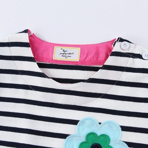 Vestido de rayas para niña con bordado de flores y detalle de cuello rosa