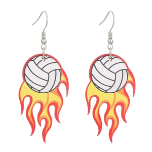Vue détaillée des boucles d'oreilles volleyball avec motifs de flammes rouges et jaunes
