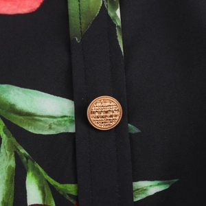 Robe plissée à manches longues avec imprimé floral et bouton doré texturé décoratif