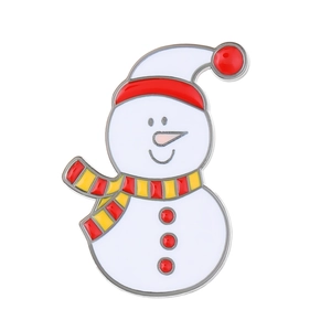 Gros plan d'une broche en émail de bonhomme de neige avec chapeau rouge et écharpe