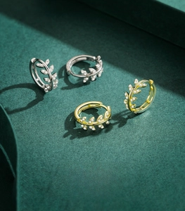 Vue détaillée de créoles feuilles en argent S925 avec zircons et poinçon de qualité